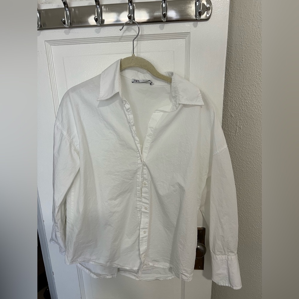 Zara white button down. Only worn a couple times.